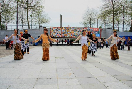 Notre deuxième spectacle du jour : la danse "Kembalikan Baliku"