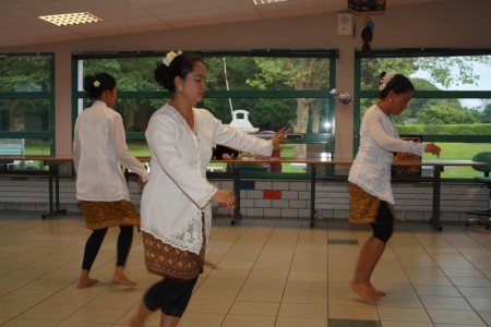 La danse de la Papouasie "Sajojo"