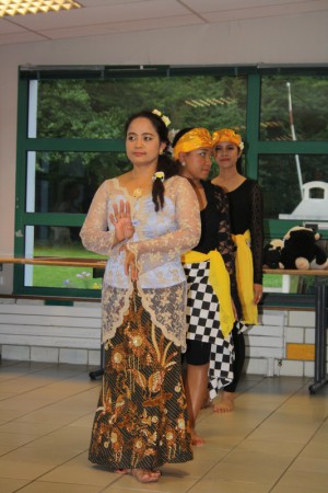 La danse contemporaine "Kembalikan Baliku"