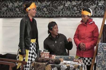 Monsieur Hendri Souprapto de Batik-Bixa avec Sandra et Veronica d'ASSINDO-BREST